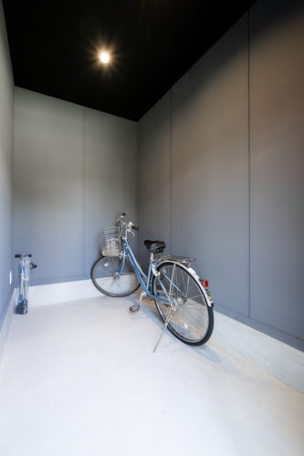 石目のファサードが映える シックモダンの平屋