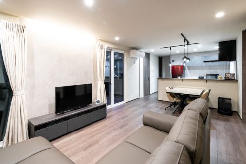 石目のファサードが映える シックモダンの平屋