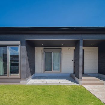 陽光を受ける片流れ屋根　シンプルスタイルの平屋