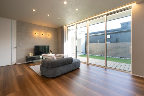 光と緑を抱く　平屋のガレージハウス