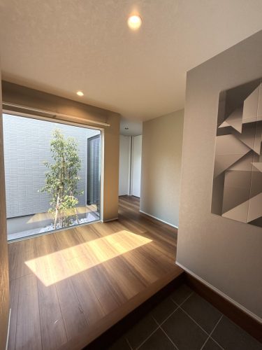 光と緑を抱く　平屋のガレージハウス