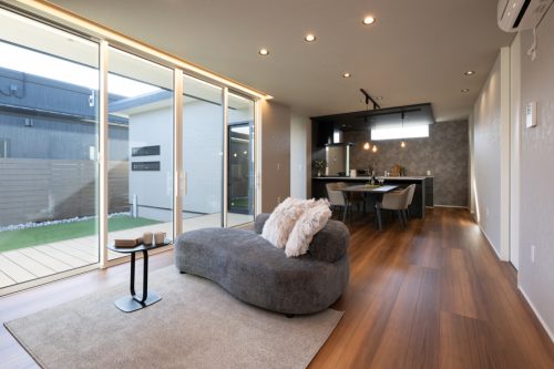 光と緑を抱く　平屋のガレージハウス