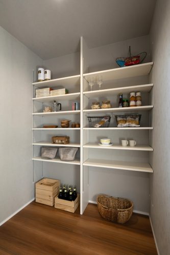 光と緑を抱く　平屋のガレージハウス