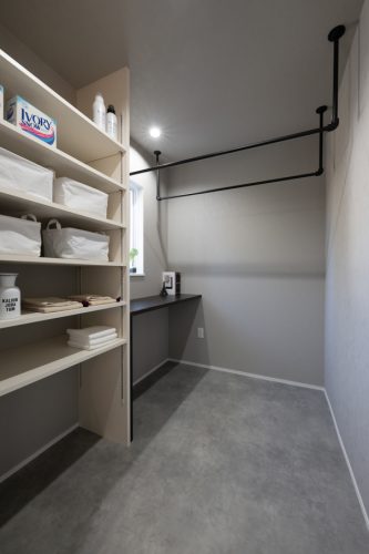 光と緑を抱く　平屋のガレージハウス