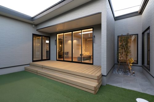 光と緑を抱く　平屋のガレージハウス