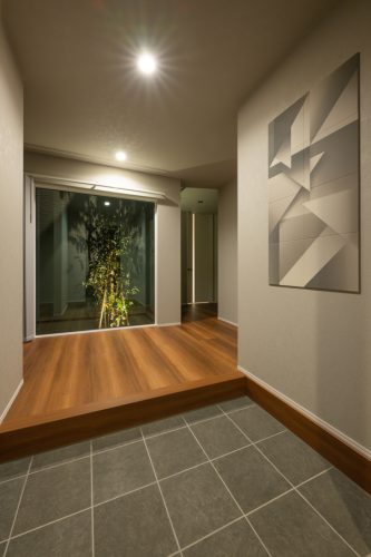 光と緑を抱く　平屋のガレージハウス