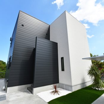 白と黒のコントラストが美しい 吹き抜けのある家