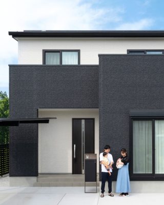 【千葉県・茨城県 注文住宅】
― 光と影が織りなす 白×黒のシンプルスタイルの家 ―
重厚感のあるブラックと清潔感のあるホワイトが印象的な住まい。
収納や帰宅動線にもこだわり、毎日の暮らしやすさを整えました。

────────────

クレアカーサがつくるのは、
家族と過ごす時間が好きになる家。
"日常をリゾートにする家づくり"

View more → @creacasa_official
詳しくはプロフィールのリンクからご覧ください。

────────────

【#クレアカーサ の家づくり】

1. 設計士と建てるデザイン住宅
　建築士が、敷地の可能性を最大限に引き出した一邸を。

2. ZEH・省エネ性能
　太陽光と高い断熱で、地球にも家計にもやさしく。

3. キッズスペースを備えたショールーム
  お子様をスタッフがお預かりし、落ち着いてお打合せを。

4.現実サイズのモデルハウス
  等身大の空間で、暮らしの心地よさを体感

────────────

【建築エリア】
千葉県・茨城県

土地探し・資金計画・プラン作成の無料相談会を開催中。
WEBサイトのほか、お電話でもお気軽にどうぞ。
千葉☎ 0120-353-436
茨城☎ 0120-611-620

────────────

#千葉注文住宅 #茨城注文住宅 #注文住宅 #マイホーム計画