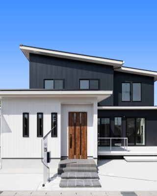 【千葉県・茨城県 注文住宅】
―太陽が似合う リゾートスタイルの家 ―
海をもっと身近に感じる、憧れのリゾートライフ。
人気のサーフスポットに佇む、リゾートスタイルのお住まいをご紹介します。

────────────

クレアカーサがつくるのは、
家族と過ごす時間が好きになる家。
"日常をリゾートにする家づくり"

View more → @creacasa_official
詳しくはプロフィールのリンクからご覧ください。

────────────

【今回の施工事例】
吹き抜けのある開放的なLDKや、
サーフィン帰りを快適にする外シャワー・ガレージ・バスルームをつないだ動線など、
趣味も暮らしも楽しめる工夫が詰まっています。

昼はたっぷりの自然光、夜は美しいライティングが住まいを彩るのも魅力。
間取り図も掲載していますので、ぜひ家づくりの参考になさってください。

────────────

【#クレアカーサ の家づくり】

1. 設計士と建てるデザイン住宅
　建築士が、敷地の可能性を最大限に引き出した一邸を。

2. ZEH・省エネ性能
　太陽光と高い断熱で、地球にも家計にもやさしく。

3. キッズスペースを備えたショールーム
  お子様をスタッフがお預かりし、落ち着いてお打合せを。

4.現実サイズのモデルハウス
  等身大の空間で、暮らしの心地よさを体感

────────────

【建築エリア】
千葉県・茨城県

土地探し・資金計画・プラン作成の無料相談会を開催中。
WEBサイトのほか、お電話でもお気軽にどうぞ。
千葉☎ 0120-353-436
茨城☎ 0120-611-620

────────────

#千葉注文住宅 #茨城注文住宅 #注文住宅 #マイホーム計画