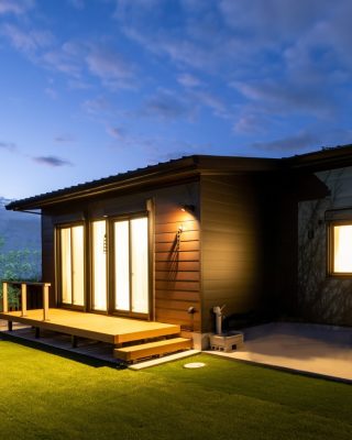 【千葉県・茨城県 注文住宅】
― 光あふれるリビング シンプルスタイルの平屋 ―
大きな窓から光が差し込む、開放感あふれるリビングが自慢の住まいです。充実した収納でシンプルな暮らしを叶えます。
────────────

クレアカーサがつくるのは、
家族と過ごす時間が好きになる家。
"日常をリゾートにする家づくり"

View more → @creacasa_official
詳しくはプロフィールのリンクからご覧ください。

────────────

【今回の施工事例】
今回は、チャコールメタリック×グレーと木目でまとめた平屋をご紹介。
乾燥機付きの洗面室やシューズクローゼット、ウォークインクローゼットなど、家事のしやすい収納が詰まっています。
家づくりのヒントとしてぜひ参考になさってください。

────────────

【#クレアカーサ の家づくり】

1. 設計士と建てるデザイン住宅
　建築士が、敷地の可能性を最大限に引き出した一邸を。

2.別荘・移住向けの住まい提案。
豊かな海、里山、温暖な気候。千葉の自然を満喫する住まいの設計提案。

3. キッズスペースを備えたショールーム
  お子様をスタッフがお預かりし、落ち着いてお打合せを。

4.現実サイズのモデルハウス
  等身大の空間で、暮らしの心地よさを体感

────────────

【建築エリア】
千葉県・茨城県

土地探し・資金計画・プラン作成の無料相談会を開催中。
WEBサイトのほか、お電話でもお気軽にどうぞ。
千葉☎ 0120-353-436
茨城☎ 0120-611-620

────────────

#千葉注文住宅 #茨城注文住宅 #注文住宅 #マイホーム計画
