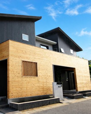 【千葉県・茨城県 注文住宅】
― 凛とした美しさが魅力のデザイン住宅 ―
ガルバリウムの外壁に、門の形をした木の板の外壁を組み合わせたお住まい。
異なる素材同士が、美しく調和しています。

────────────

クレアカーサがつくるのは、
家族と過ごす時間が好きになる家。
"日常をリゾートにする家づくり"

View more → @creacasa_official
詳しくはプロフィールのリンクからご覧ください。

────────────

【今回の施工事例】
2階のお風呂と洗たく室はベランダへつながり、ガレージは家族用の玄関へ直結。
床は桜の木、リビングの天井は杉の木で、森の中にいるような心地よさです。
家づくりのヒントとしてぜひ参考になさってください。

────────────

【#クレアカーサ の家づくり】

1. 設計士と建てるデザイン住宅
　建築士が、敷地の可能性を最大限に引き出した一邸を。

2. 別荘・移住向けの住まい提案。
豊かな海、里山、温暖な気候。千葉の自然を満喫する住まいの設計提案。

3. キッズスペースを備えたショールーム
  お子様をスタッフがお預かりし、落ち着いてお打合せを。

4.現実サイズのモデルハウス
  等身大の空間で、暮らしの心地よさを体感

────────────

【建築エリア】
千葉県・茨城県

土地探し・資金計画・プラン作成の無料相談会を開催中。
WEBサイトのほか、お電話でもお気軽にどうぞ。
千葉☎ 0120-353-436
茨城☎ 0120-611-620

────────────

#千葉注文住宅 #茨城注文住宅 #注文住宅 #マイホーム計画