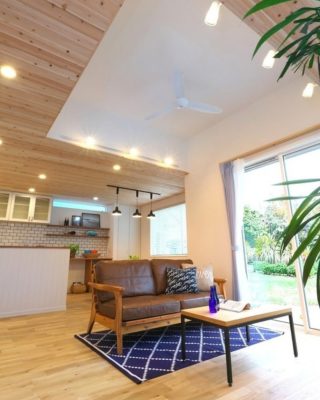 【千葉県・茨城県 注文住宅】
― ビーチハウスのように海沿いの雰囲気が似合う家 ―
ガルバリウムの外壁と木のあたたかさが、きれいに引き立てあうお家。
玄関の前からリビングの大きな窓まで、天然木のウッドデッキが続きます。

────────────

クレアカーサがつくるのは、
家族と過ごす時間が好きになる家。
"日常をリゾートにする家づくり"

View more → @creacasa_official
詳しくはプロフィールのリンクからご覧ください。

────────────

【今回の施工事例】
一段高くなった天井やキッチン前の壁は天然木の板張りに、キッチンの壁は白いタイルに。
マリン風の照明で、さわやかなカリフォルニアスタイルに仕上げました。
家づくりのヒントとしてぜひ参考になさってください。

────────────

【#クレアカーサ の家づくり】

1. 設計士と建てるデザイン住宅
　建築士が、敷地の可能性を最大限に引き出した一邸を。

2. 別荘・移住向けの住まい提案。
豊かな海、里山、温暖な気候。千葉の自然を満喫する住まいの設計提案。

3. キッズスペースを備えたショールーム
  お子様をスタッフがお預かりし、落ち着いてお打合せを。

4.現実サイズのモデルハウス
  等身大の空間で、暮らしの心地よさを体感

────────────

【建築エリア】
千葉県・茨城県

土地探し・資金計画・プラン作成の無料相談会を開催中。
WEBサイトのほか、お電話でもお気軽にどうぞ。
千葉☎ 0120-353-436
茨城☎ 0120-611-620

────────────

#千葉注文住宅 #茨城注文住宅 #注文住宅 #マイホーム計画