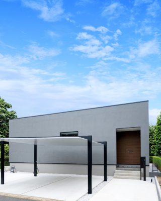 【千葉県・茨城県 注文住宅】
― セミオーダー×ZEH　光満ちる平屋の住まい ―
グレーの塗り壁と黒のサイディングを組み合わせた、シンプルで洗練された外観の平屋。
シンプルな美しさと、暮らしやすさを両立した住まいをご紹介します。

────────────

クレアカーサがつくるのは、
家族と過ごす時間が好きになる家。
"日常をリゾートにする家づくり"

View more → @creacasa_official
詳しくはプロフィールのリンクからご覧ください。

────────────

【今回の施工事例】
勾配天井と高窓からやわらかな光を取り込むリビングは、木の温もりを感じる明るく開放的な空間に。

家族が自然と顔を合わせられるリビング中心の動線や、
キッチンから直接アクセスできるウォークインクローゼットなど、
家事や子育てのしやすさを考えた間取りにもこだわりました。

デザインも、家族との時間も、日々の使いやすさも大切にした住まいを、
ぜひ家づくりの参考になさってください。

────────────

【#クレアカーサ の家づくり】

1. 設計士と建てるデザイン住宅
　建築士が、敷地の可能性を最大限に引き出した一邸を。

2. 別荘・移住向けの住まい提案。
豊かな海、里山、温暖な気候。千葉の自然を満喫する住まいの設計提案。

3. キッズスペースを備えたショールーム
  お子様をスタッフがお預かりし、落ち着いてお打合せを。

4.現実サイズのモデルハウス
  等身大の空間で、暮らしの心地よさを体感

────────────

【建築エリア】
千葉県・茨城県

土地探し・資金計画・プラン作成の無料相談会を開催中。
WEBサイトのほか、お電話でもお気軽にどうぞ。
千葉☎ 0120-353-436
茨城☎ 0120-611-620

────────────

#千葉注文住宅 #茨城注文住宅 #注文住宅 #マイホーム計画