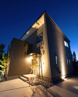 【千葉県・茨城県 注文住宅】
― セミオーダーで叶える シンプルに整う家 ―
すっきり整う収納と、無駄のない生活動線。
毎日の心地よさを考えたセミオーダーハウスをご紹介します。

────────────

クレアカーサがつくるのは、
家族と過ごす時間が好きになる家。
"日常をリゾートにする家づくり"

View more → @creacasa_official
詳しくはプロフィールのリンクからご覧ください。

────────────

【今回の施工事例】
薄いグレーを基調とした、落ち着きと統一感のある室内。

光がたっぷり入る開放的なLDKには、家族の様子や庭を見渡せるキッチンを設け、
背面には食器や食品をまとめて収納できる大容量パントリーを備えました。

玄関にはシューズクローゼットとウォークインクローゼットを設け、
洗面室・バスルームへとつながるスムーズな動線にもこだわっています。

収納も動線もすっきり整えながら、心地よく暮らせる住まいを、
ぜひ間取り図とあわせて家づくりの参考になさってください。

────────────

【#クレアカーサ の家づくり】

1. 設計士と建てるデザイン住宅
　建築士が、敷地の可能性を最大限に引き出した一邸を。

2. 別荘・移住向けの住まい提案。
豊かな海、里山、温暖な気候。千葉の自然を満喫する住まいの設計提案。

3. キッズスペースを備えたショールーム
  お子様をスタッフがお預かりし、落ち着いてお打合せを。

4.現実サイズのモデルハウス
  等身大の空間で、暮らしの心地よさを体感

────────────

【建築エリア】
千葉県・茨城県

土地探し・資金計画・プラン作成の無料相談会を開催中。
WEBサイトのほか、お電話でもお気軽にどうぞ。
千葉☎ 0120-353-436
茨城☎ 0120-611-620

────────────

#千葉注文住宅 #茨城注文住宅 #注文住宅 #マイホーム計画